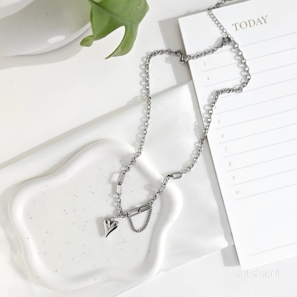 NEW 18K White Gold Plated Silver Tone Asymmetric Chain Link Heart Charm Necklace - Picture 8 of 8